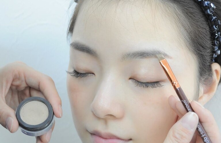 自眉を活かすナチュラル仕上げで新しい自分を発見！